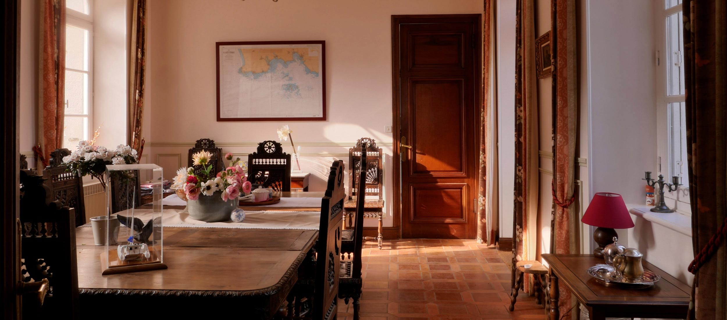 Pièce du petit déjeuné en chambres d'hôtes de charme en Finistère | Manoir de Tregont Mab