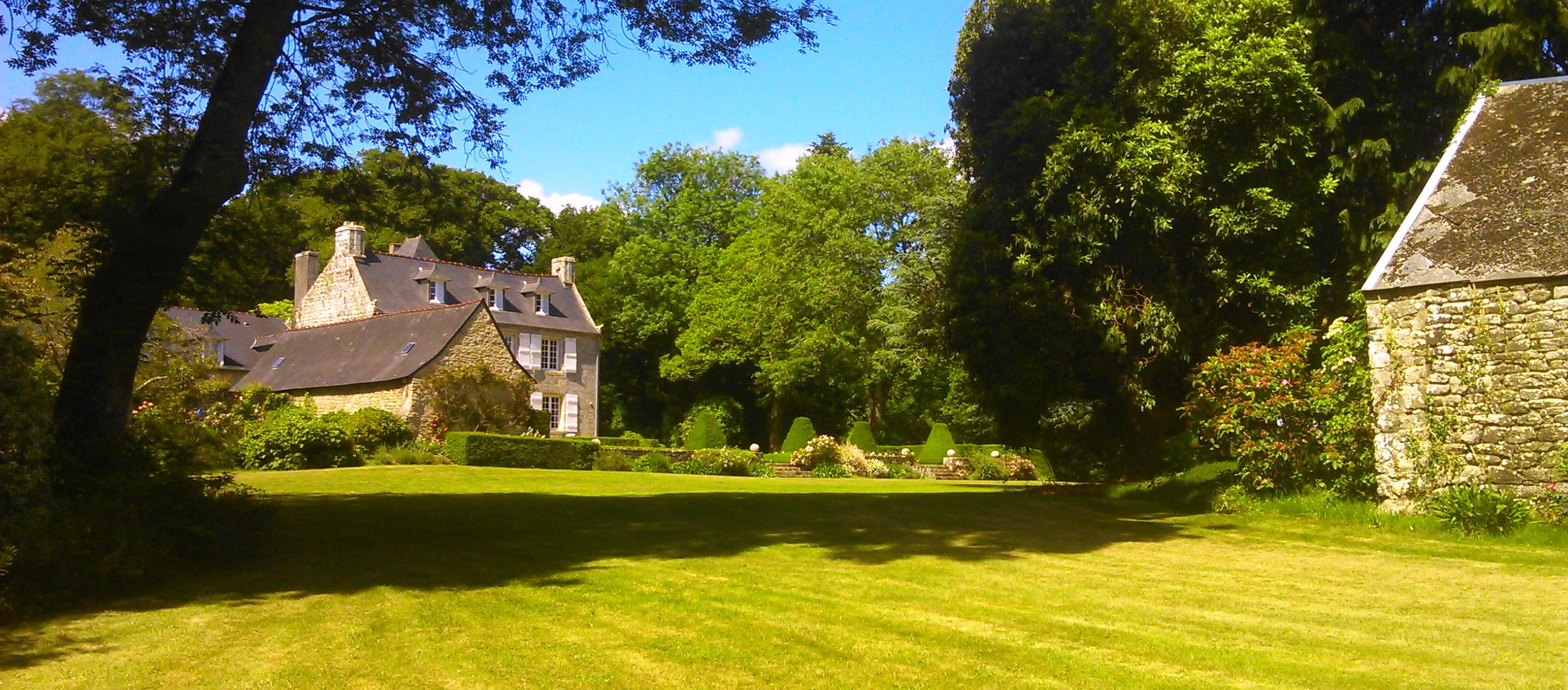 Vue du jardin plein de charme | Manoir de Tregont Mab